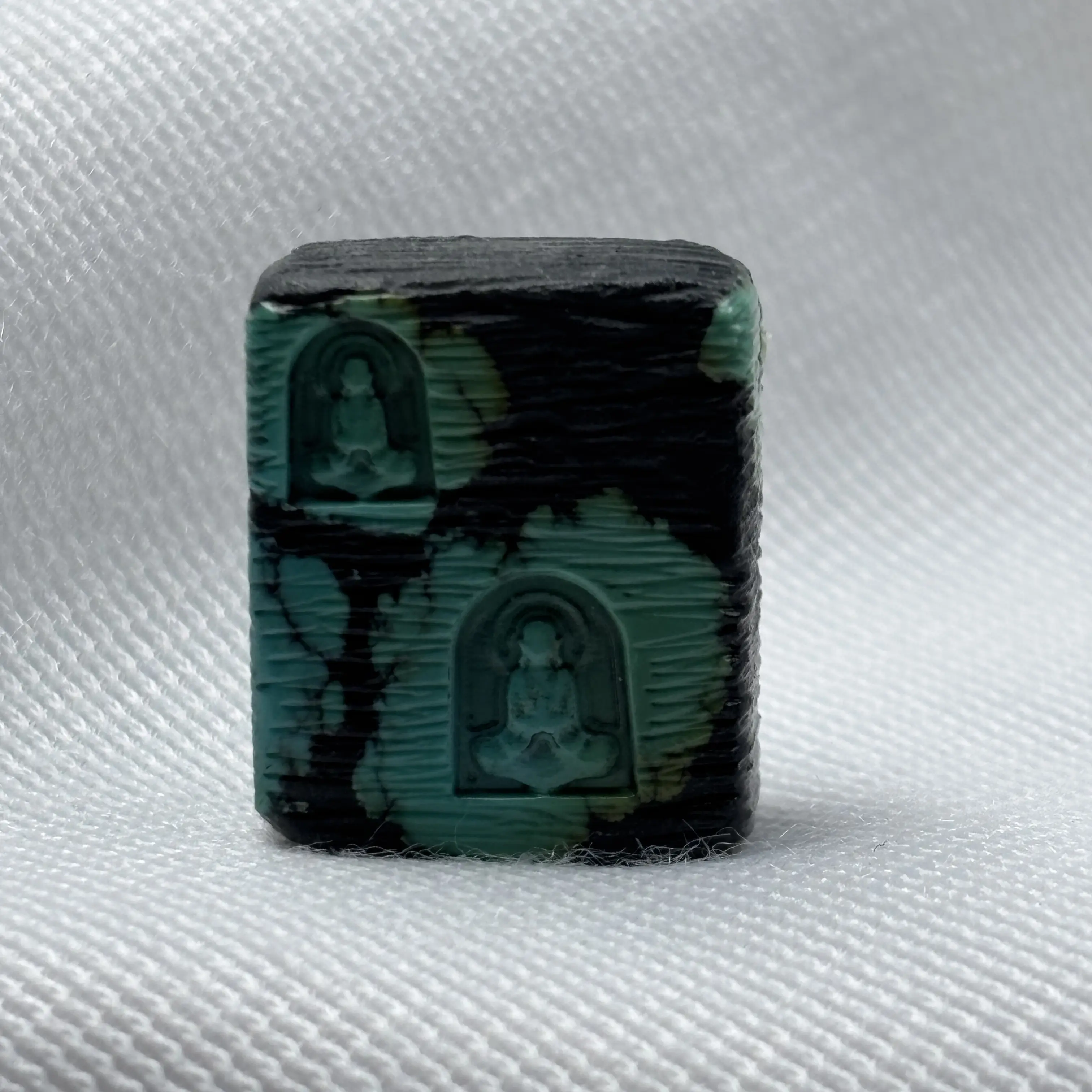 湖北省十堰竹山绿松石无相佛尺寸约16*19*7mm手工