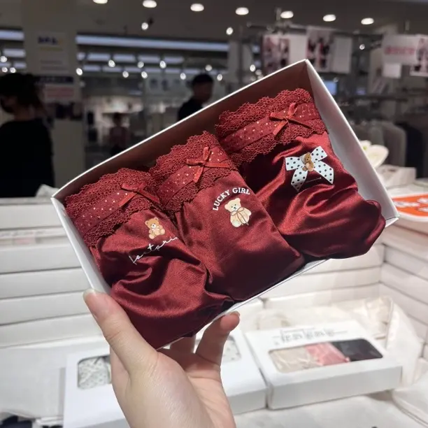 中腰红色蕾丝拼接女士三角本命年内裤亲肤透气包臀时尚