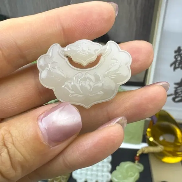 和田玉青海料藕粉精美莲花锁挂件男女通用