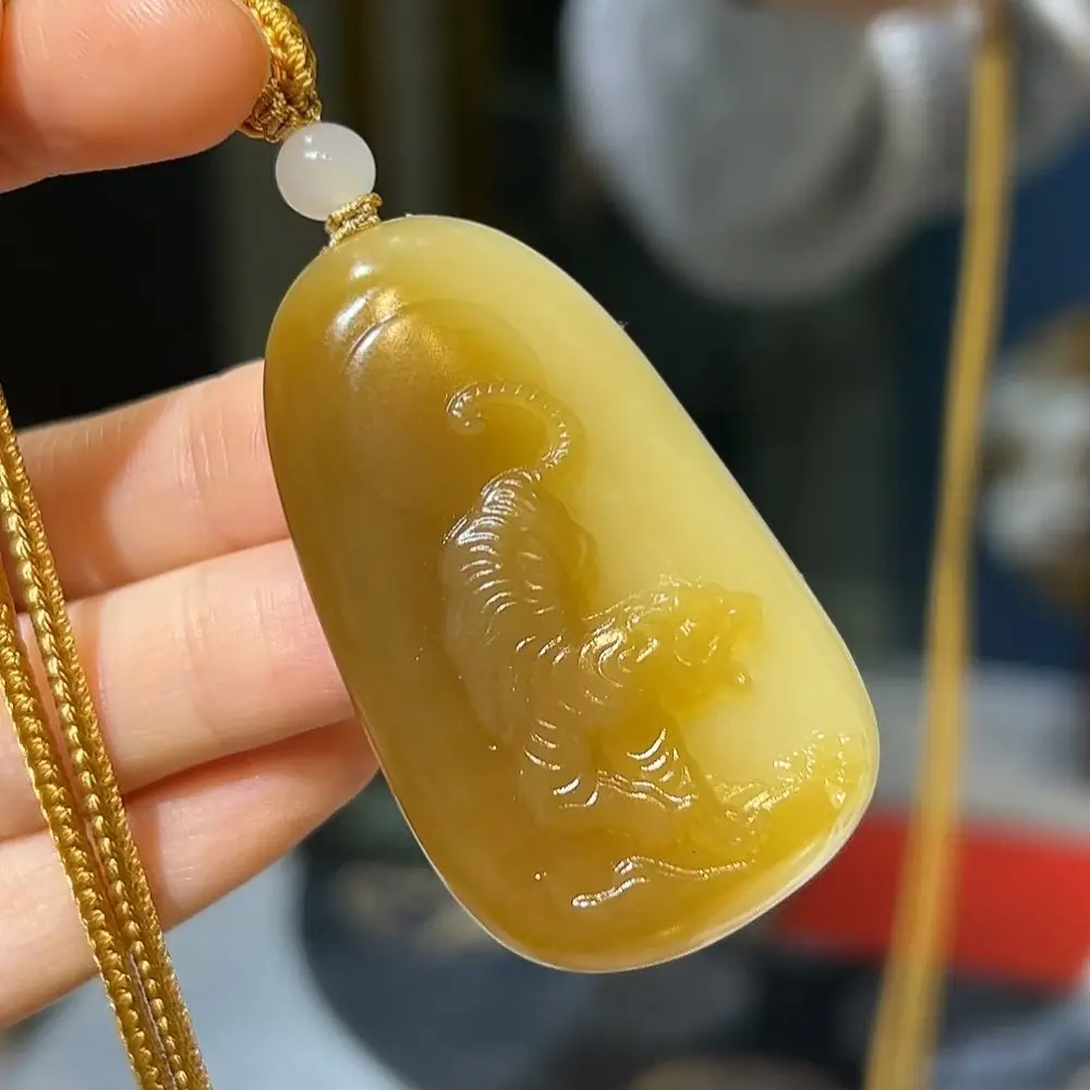 新疆和田玉且末糖料下山虎吊坠 挂件