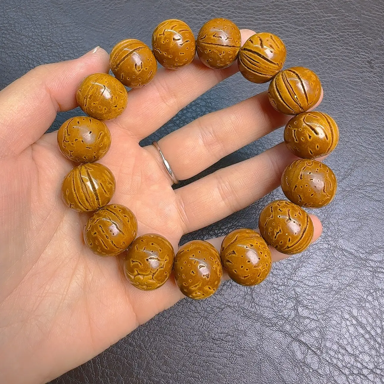 精品野生桃核光珠手串 19×17mm