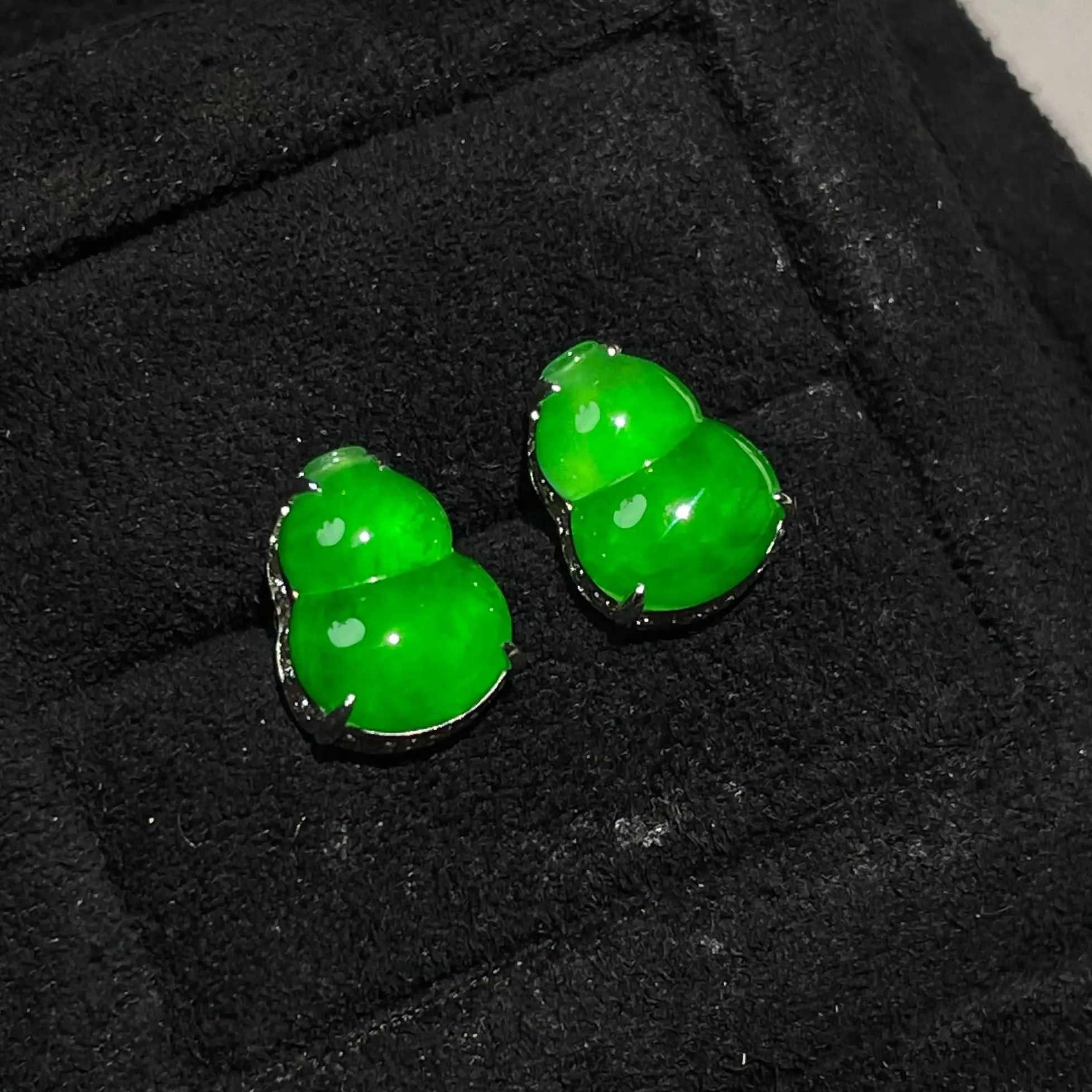 高冰种阳绿翡翠葫芦耳钉