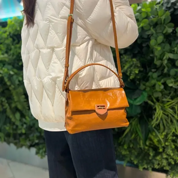 实体专柜时尚新款斜挎邮差包