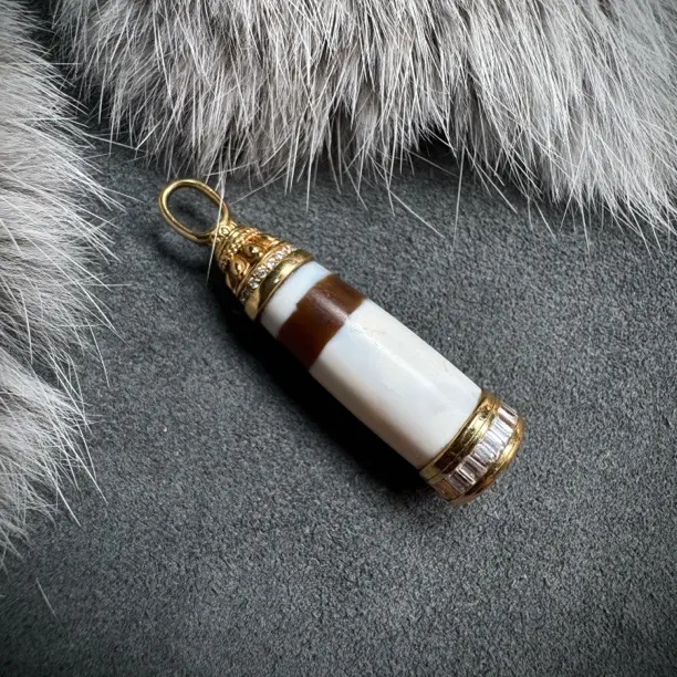 18k镶嵌措思满奶皮吊坠 尺寸10*44.9