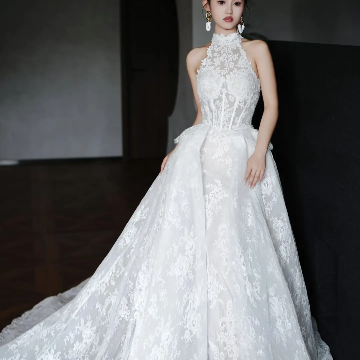 挂脖蕾丝婚纱白色气质香槟色宴会