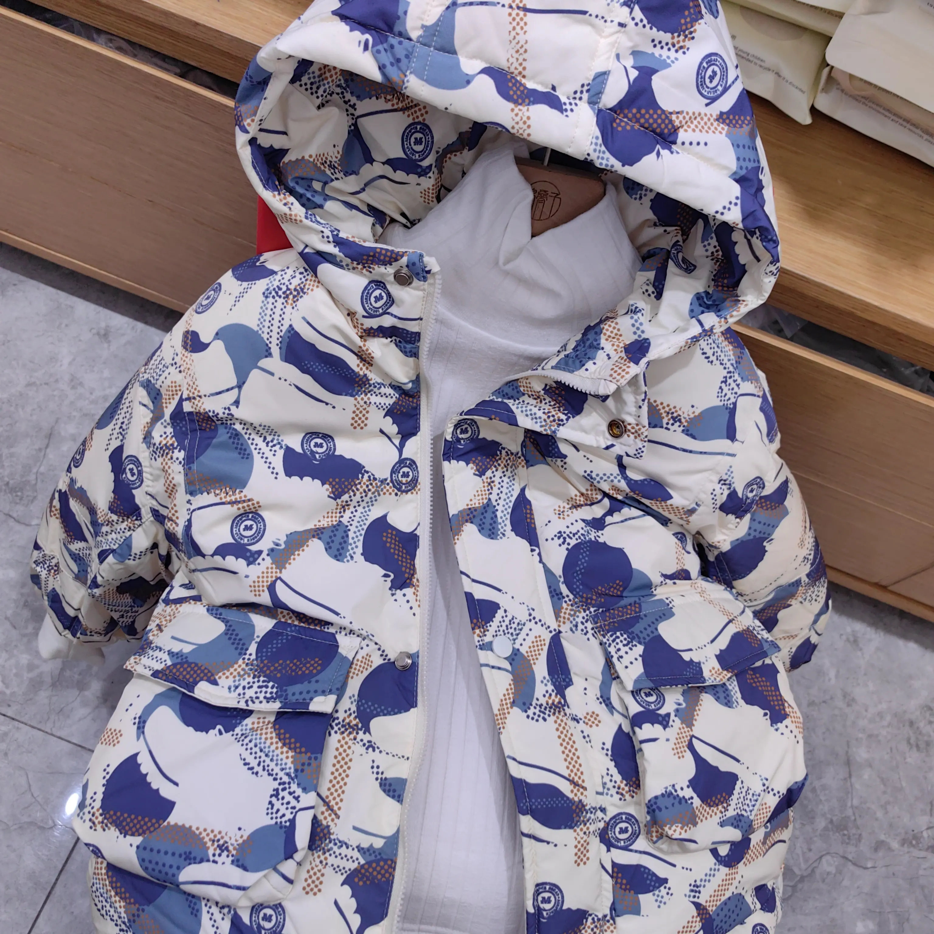 冬季新款时尚百搭儿童迷彩印花连帽加厚鸭绒羽绒服