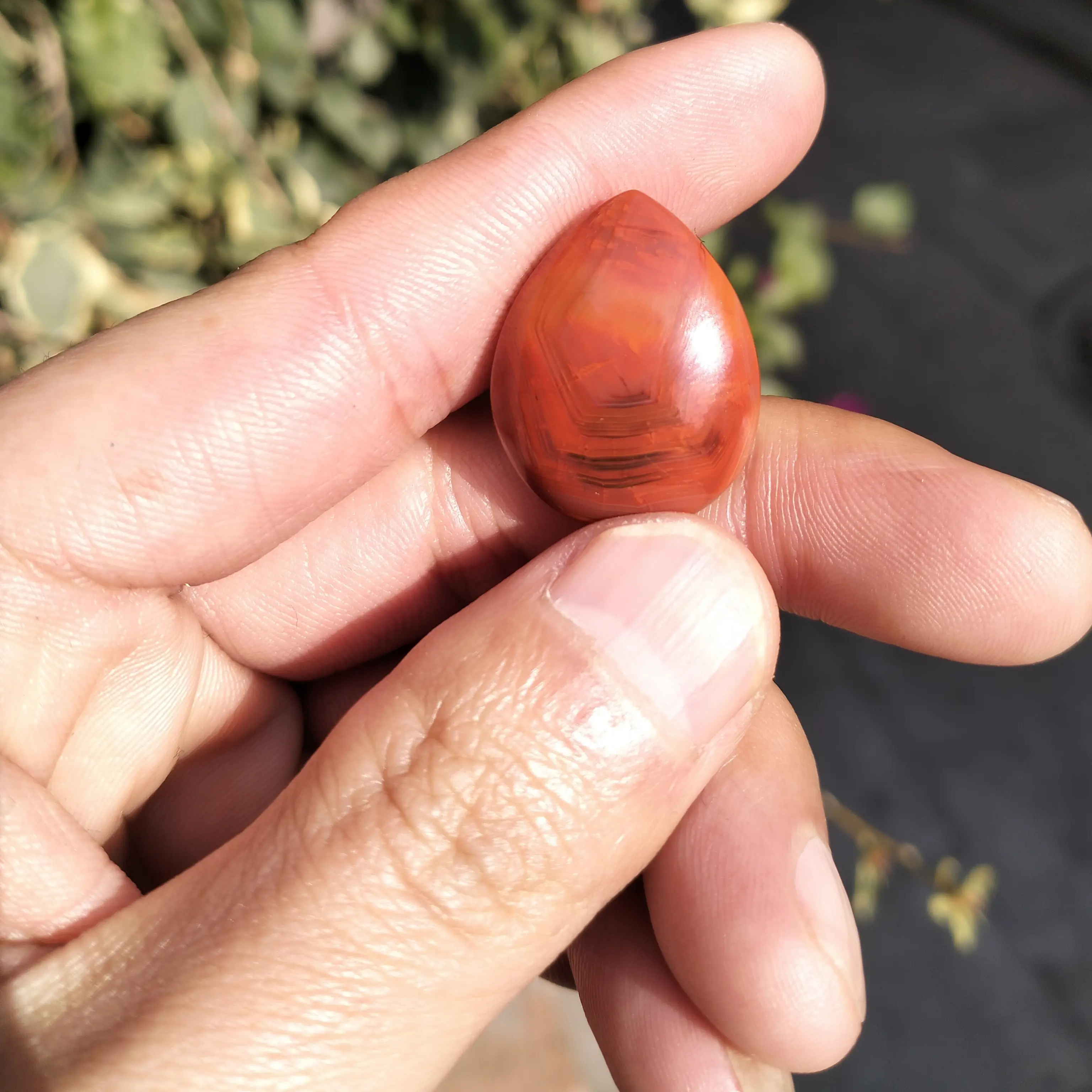 七彩缠丝玛瑙原石可用于鱼缸造景与观赏把玩