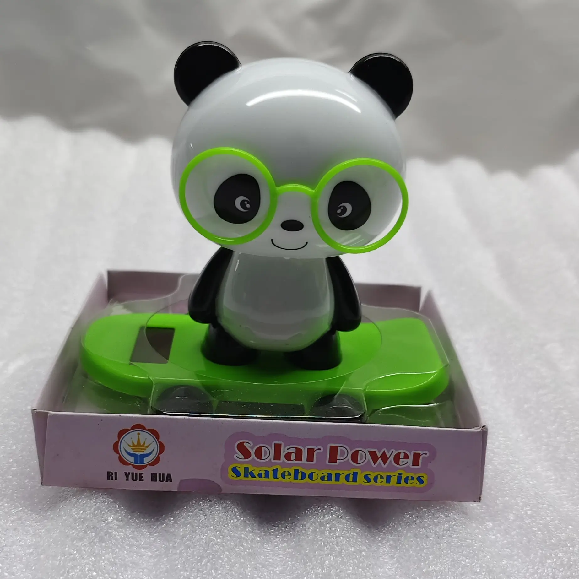 太阳能摇摆眼睛小熊滑板车 摇头车内装饰品 汽车摆件 车载饰品