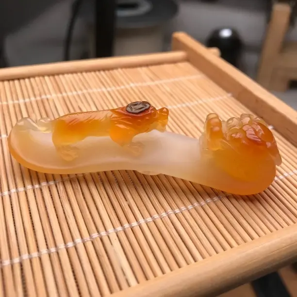 纯手工雕刻，苍龙教子，挂件，天然俏色
