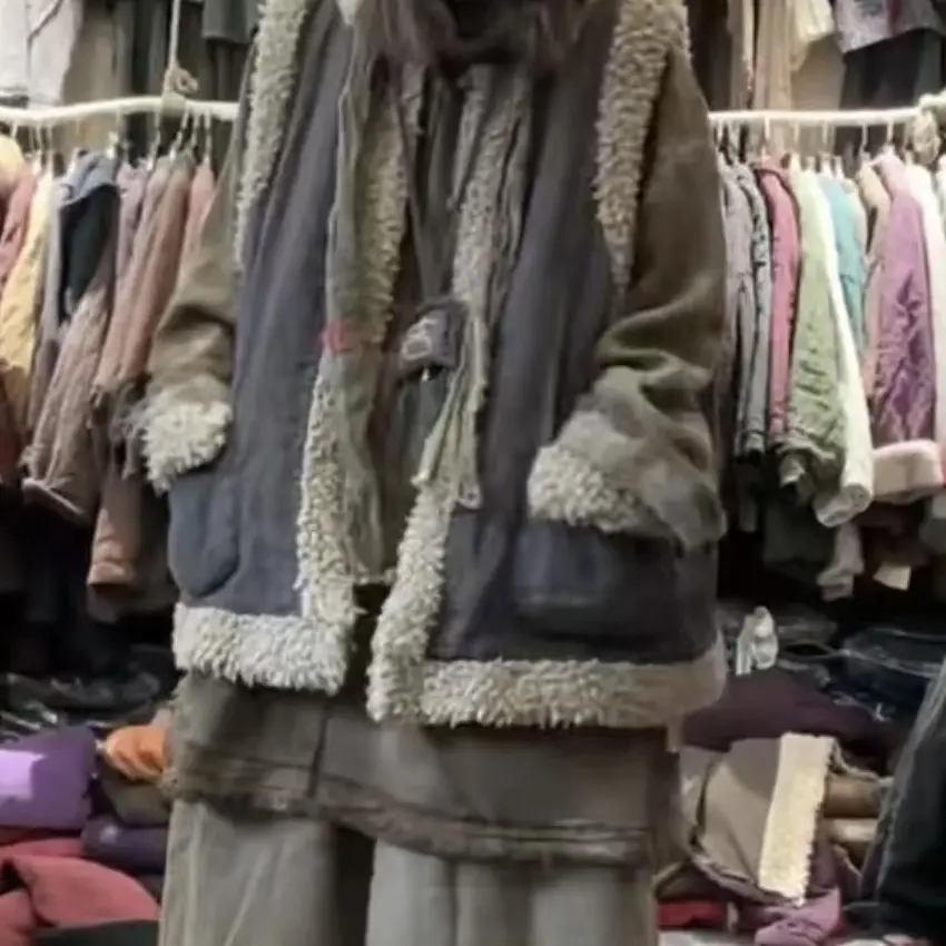 羊卷毛撞色拼接盘扣加厚休闲马甲