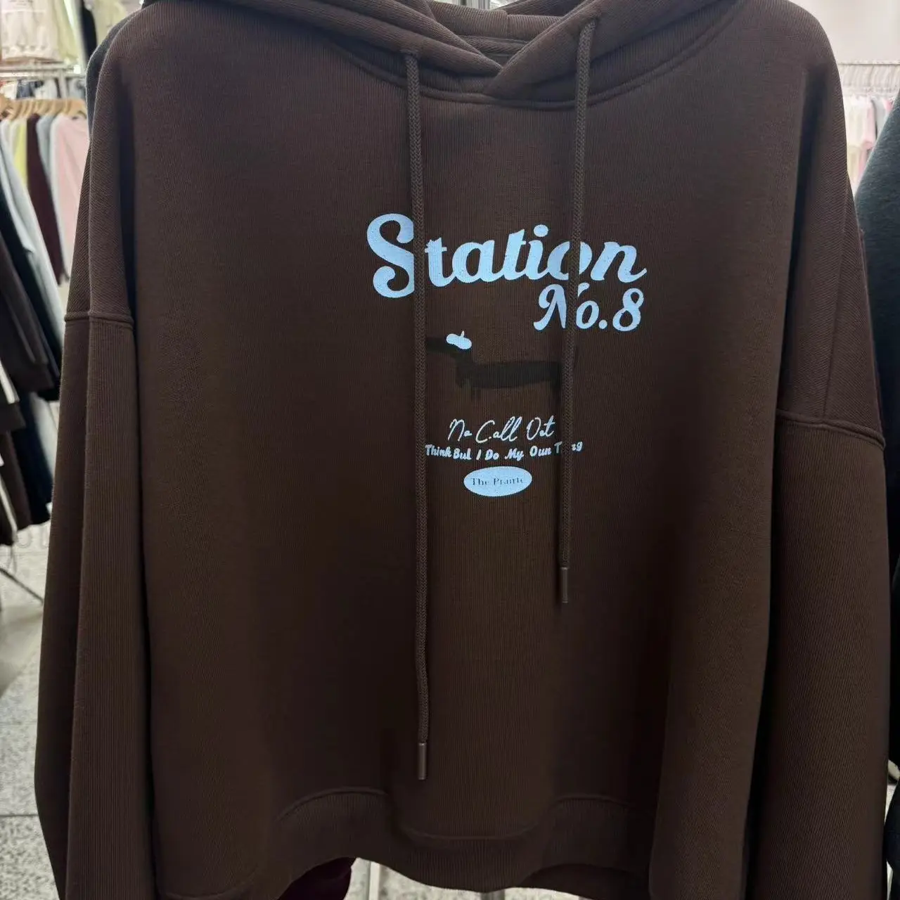 9：韩系字母印花加绒带帽卫衣