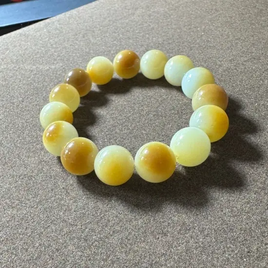 和田玉新疆且末金山矿的糖白手串