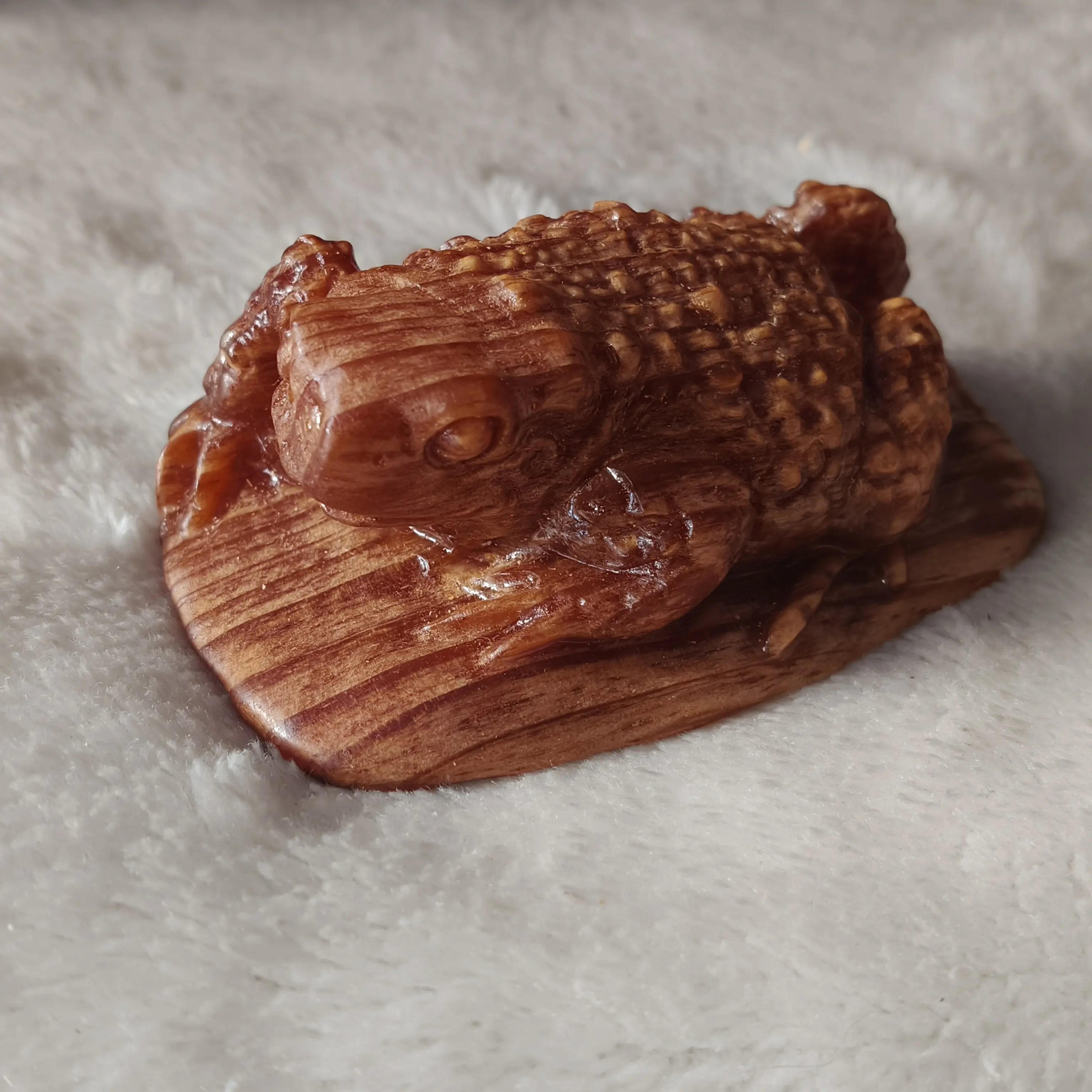 琥珀木一体雕刻蟾蜍手把件文玩摆件吉祥物