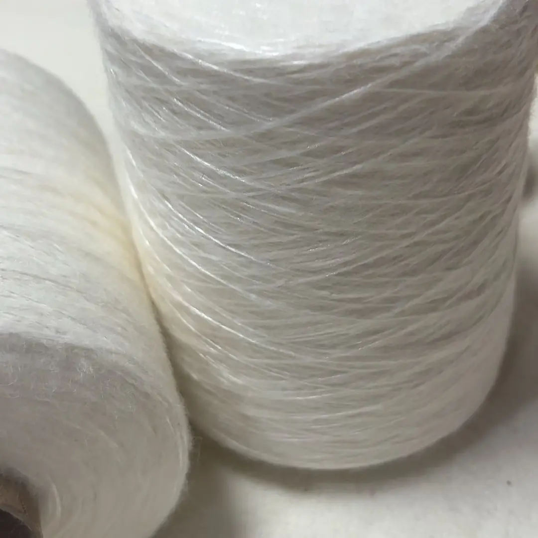 米白银丝喷毛手编线自带柔焦效果飘逸柔美。