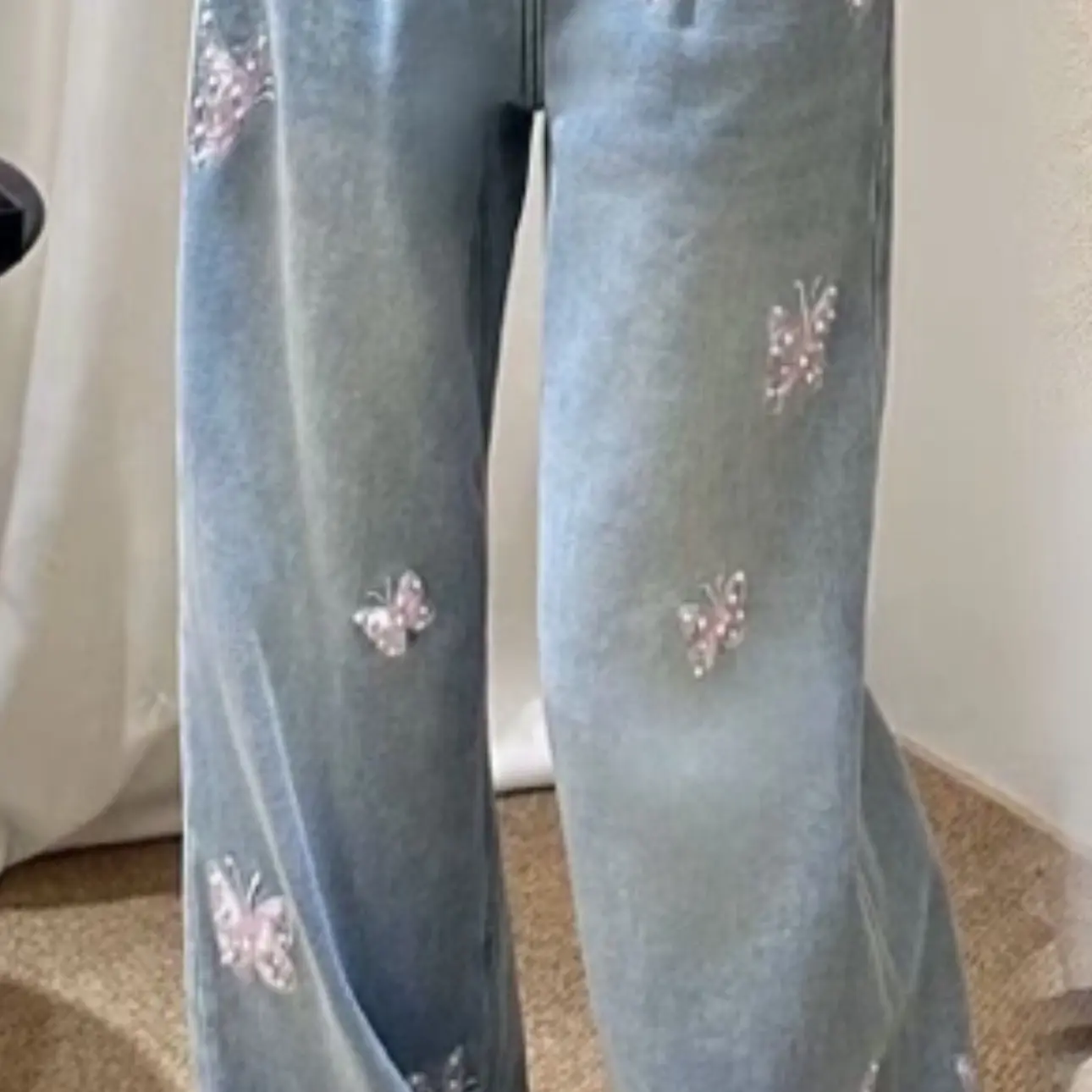 冬季新款绣花蝴蝶直筒加绒牛仔裤女款时尚长裤