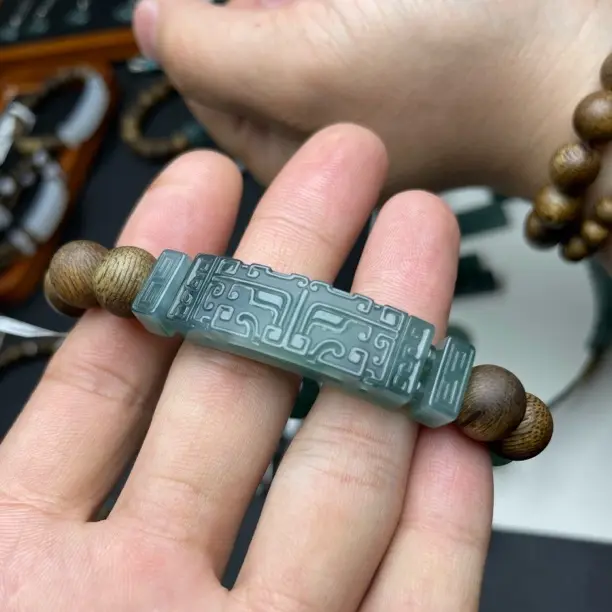 A货翡翠饕餮纹手牌