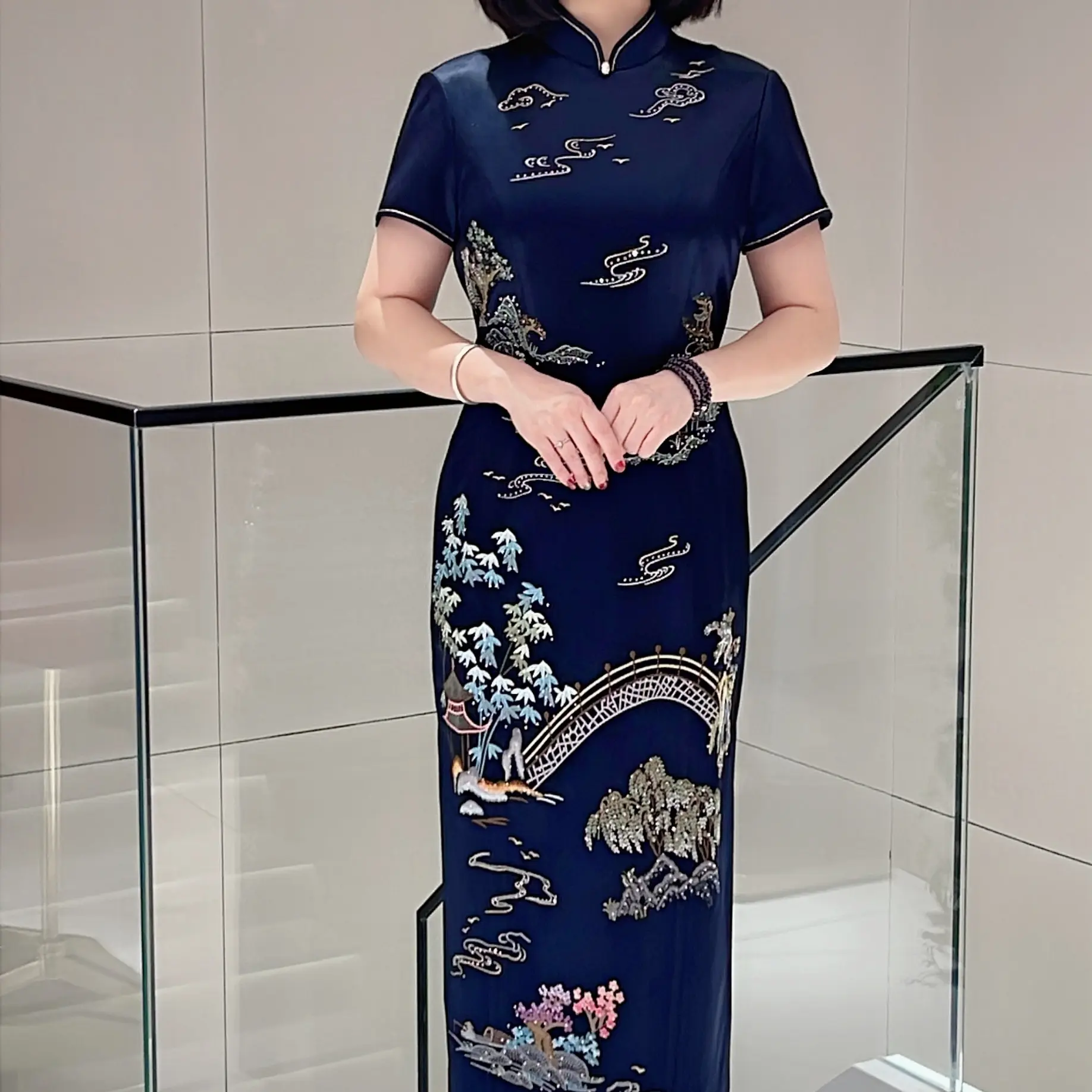 藏蓝色三醋酸刺绣款旗袍