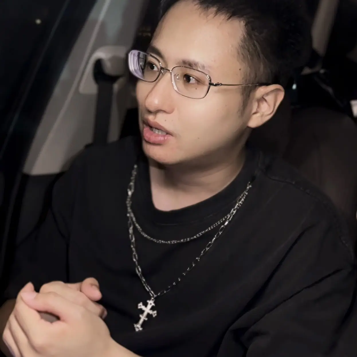 痞帅男士黑色体恤。 自带项链