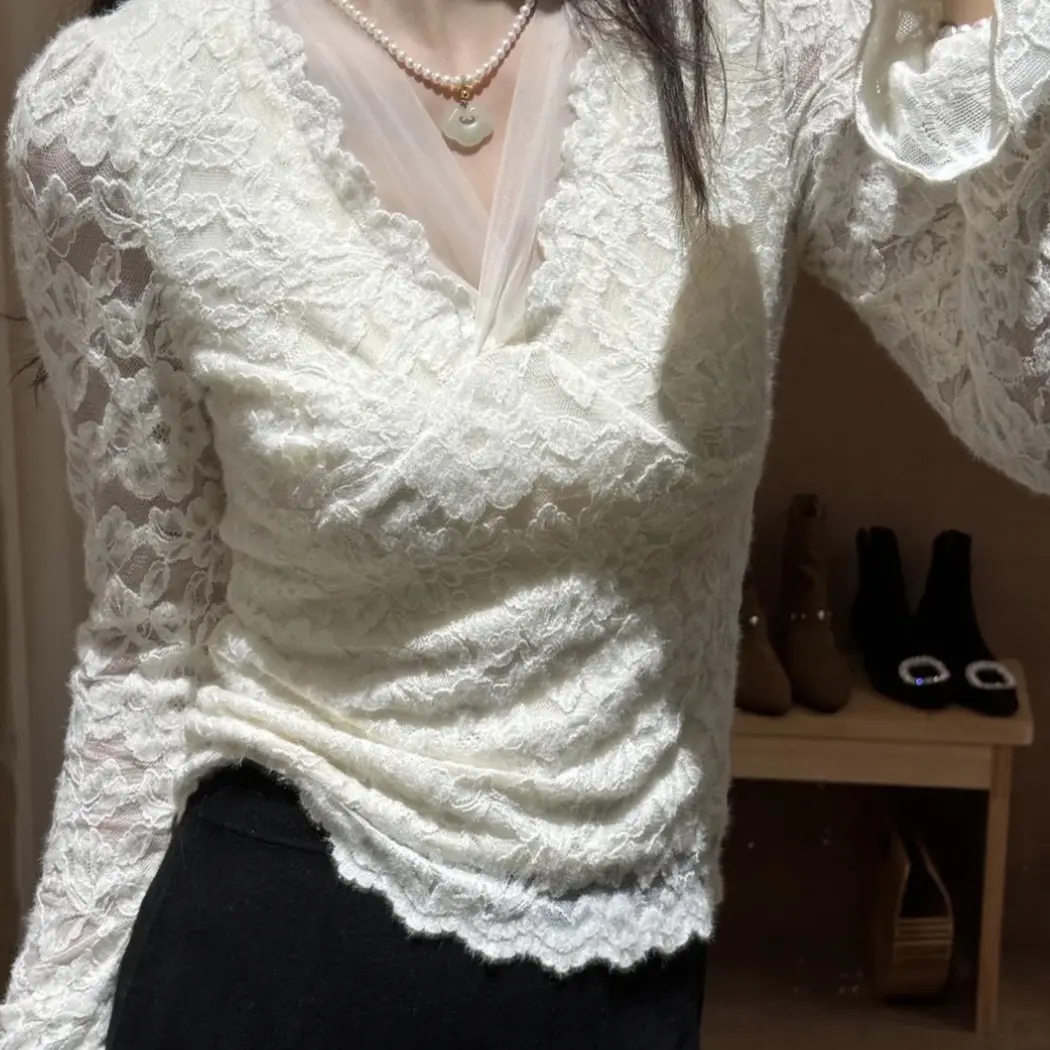 V领蕾丝拼接网纱长袖修身显瘦打底衫初秋必备