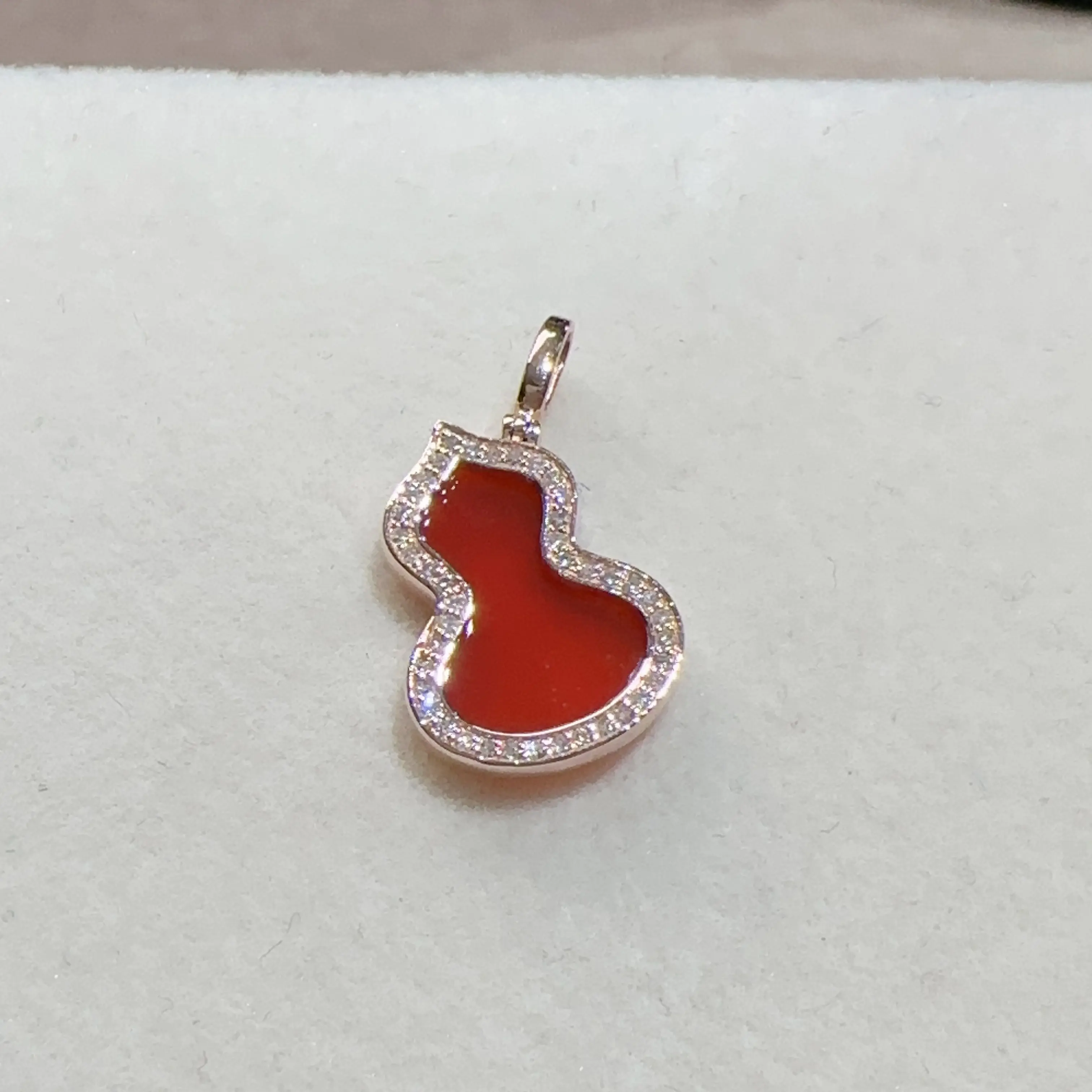 18K金天然钻石葫芦吊坠 经典时尚