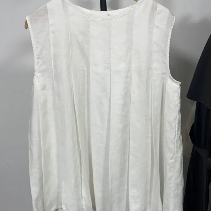 白色亚麻收腰无袖背心设计感十足夏季舒适之选