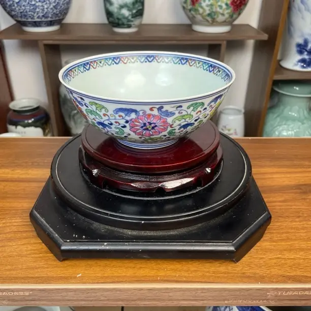 手绘五彩缠枝莲带内绘大碗，高7.8公分，直径18公公