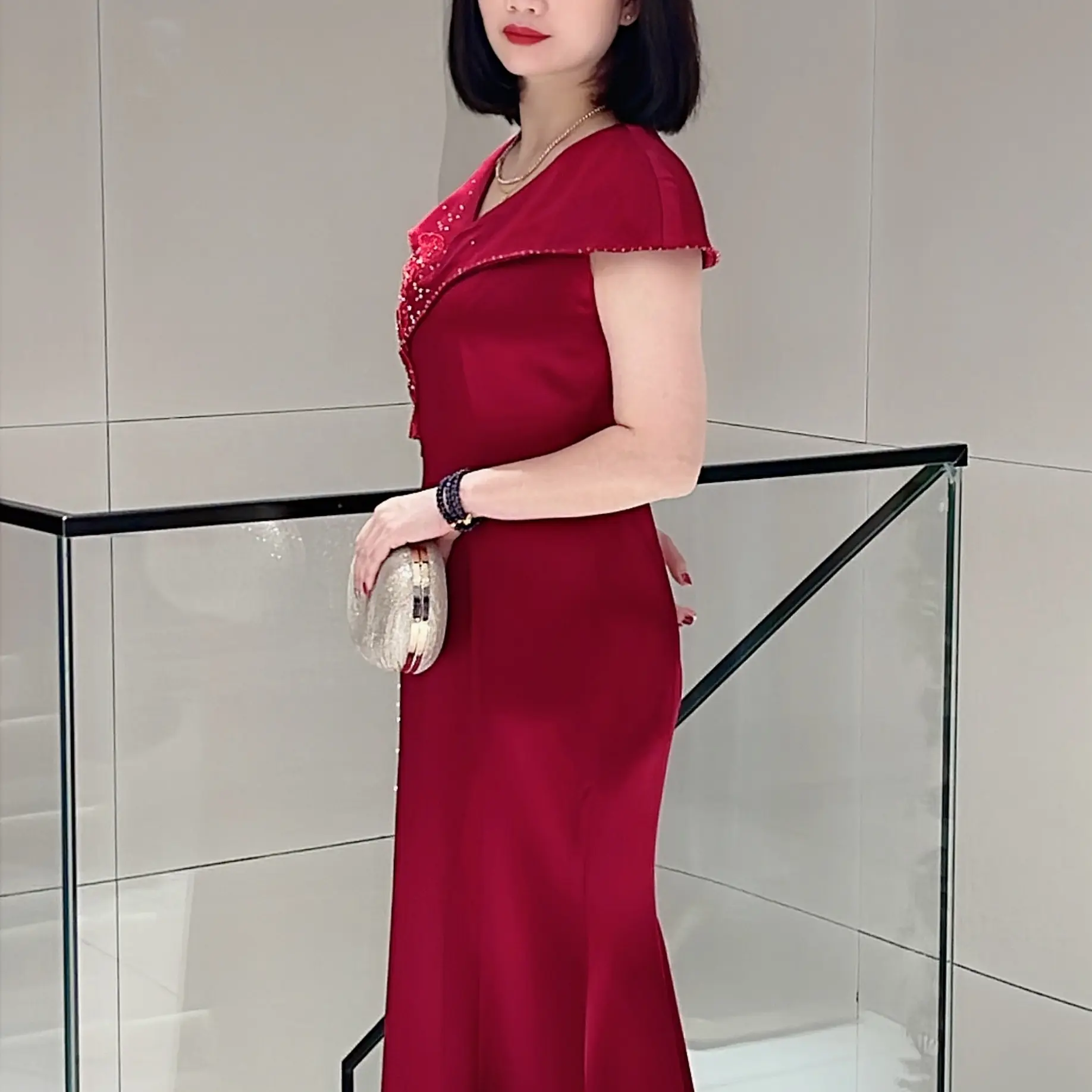 酒红色肩上绣花缎面喜妈妈婚宴敬酒气质时尚女士长款连衣裙显瘦