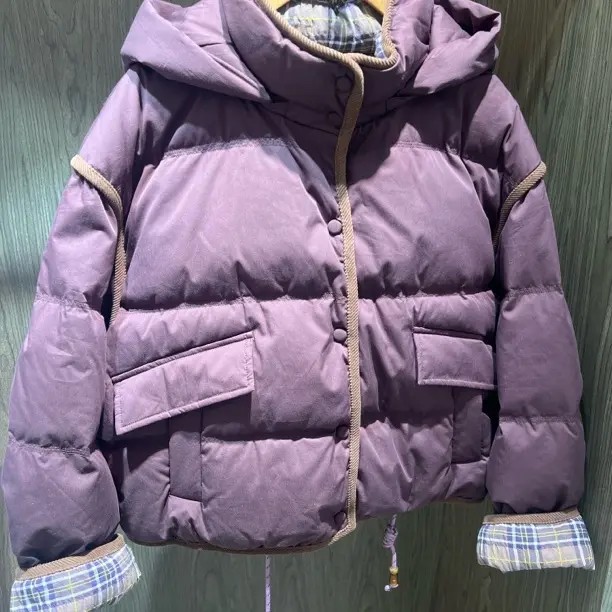 芭家女士短款连帽樱桃红漆色白鸭绒冬季新款加厚外套1499