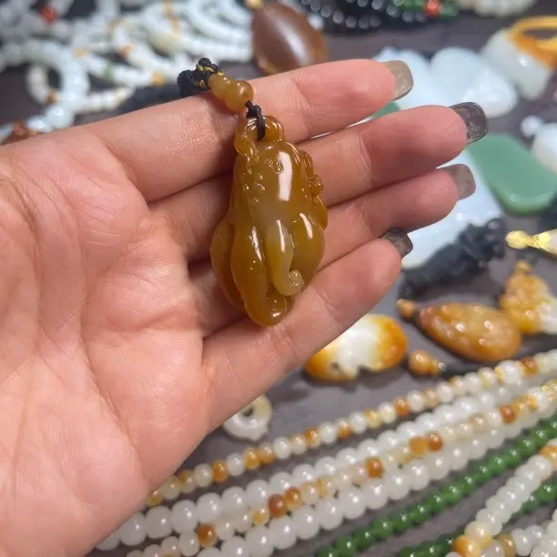 和田玉黄沁佛手作品