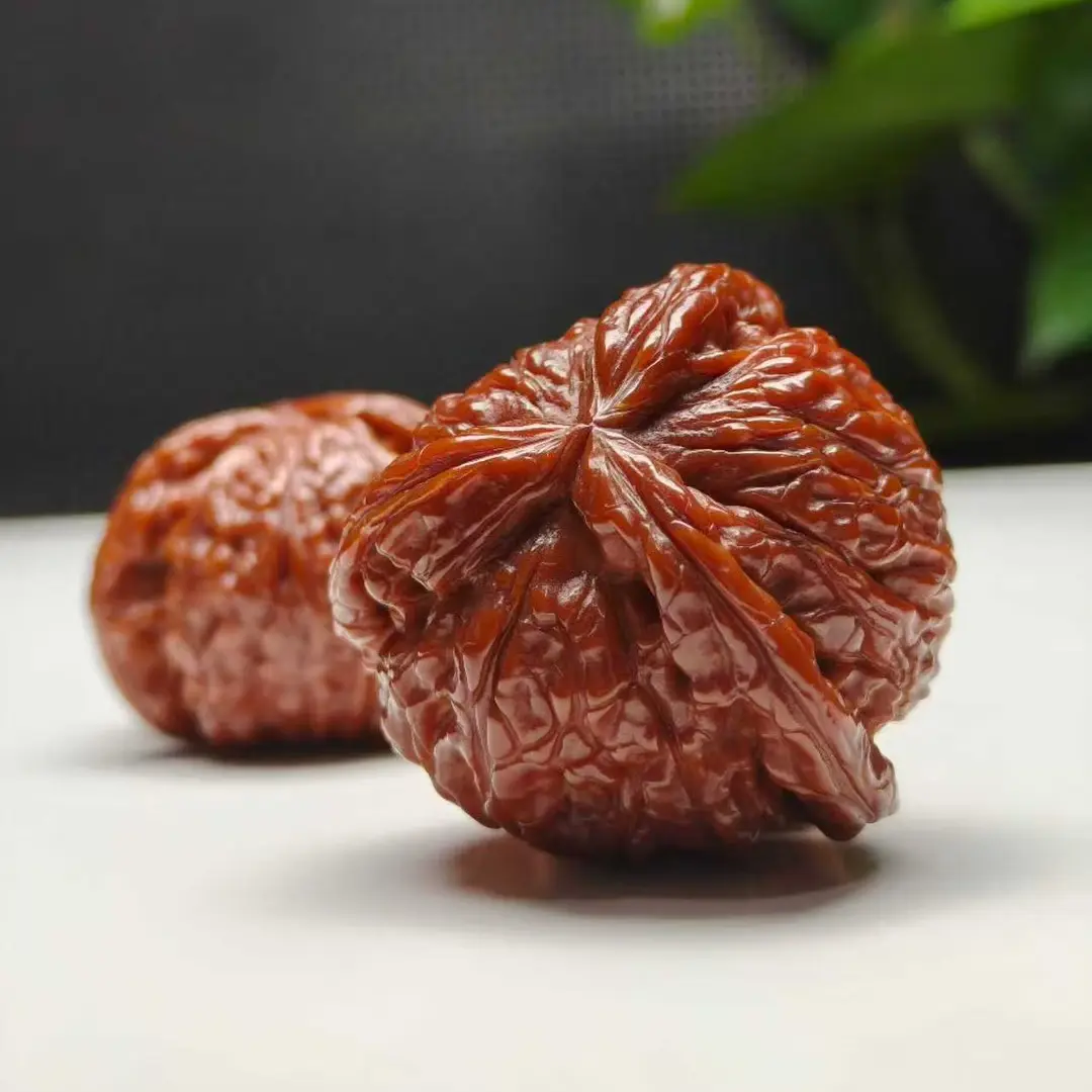 三棱白狮子正奔高端手把件文玩核桃