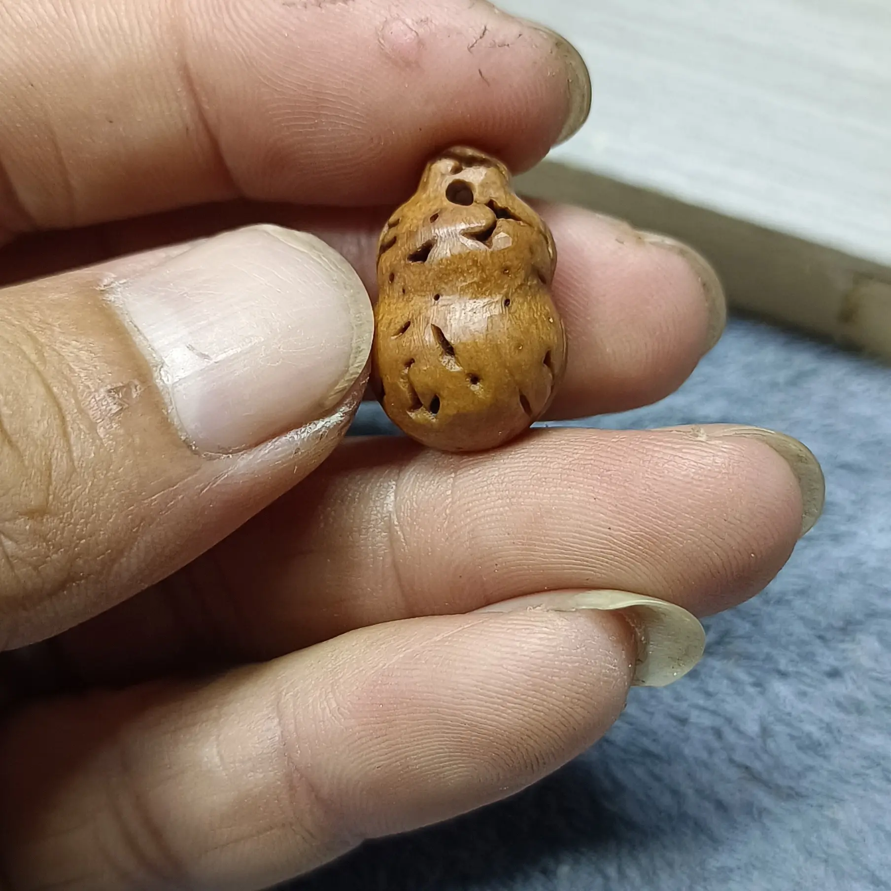 野生桃核手工雕刻花边桃篮手工艺核雕饰品