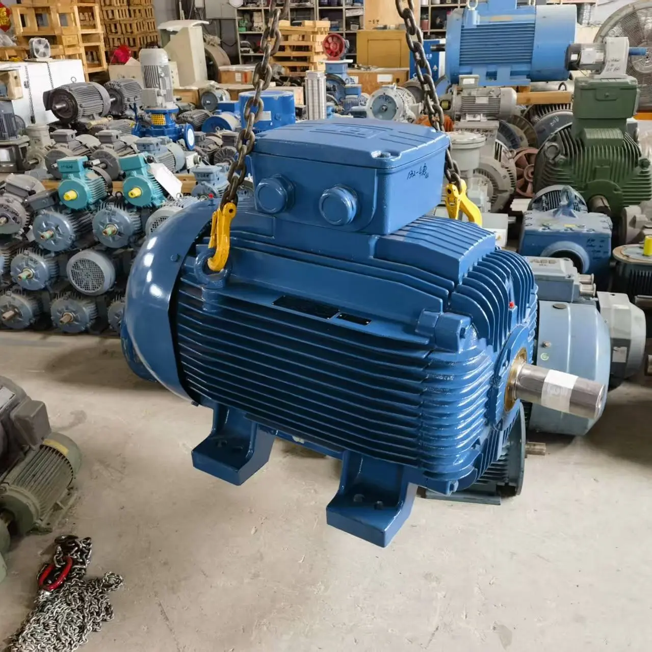 进口品牌132千瓦4极电机，铜线原装未使用过的库存电机，有原厂包装