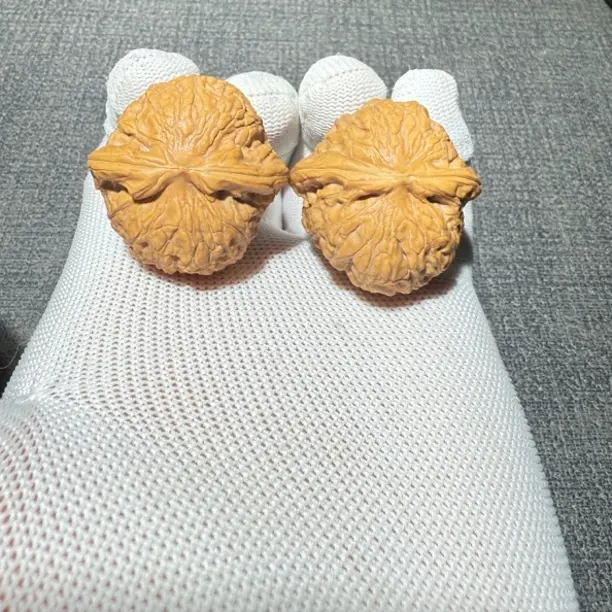 A37号乾隆磨文玩核桃、轻微小动尖部、圆润饱满尺边35.5肚36.6高31