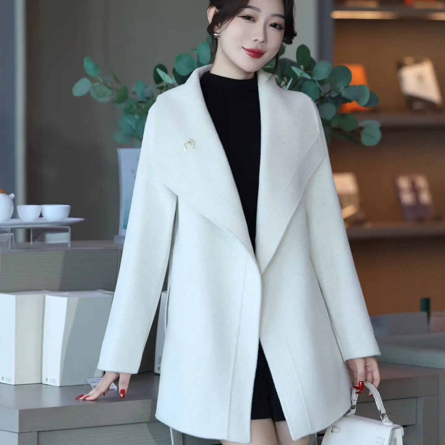 秋冬温柔风翻领系带收腰长款女士羊绒大衣时尚简约外套