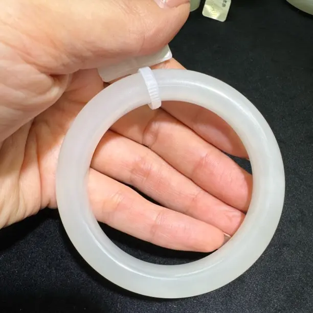 和田玉冰透奶白玉镯女款白月光手镯