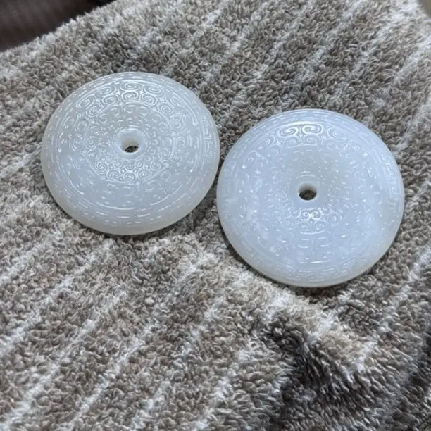 20.和田玉白玉雕刻花纹古回纹圆形挂饰（多样性发一）