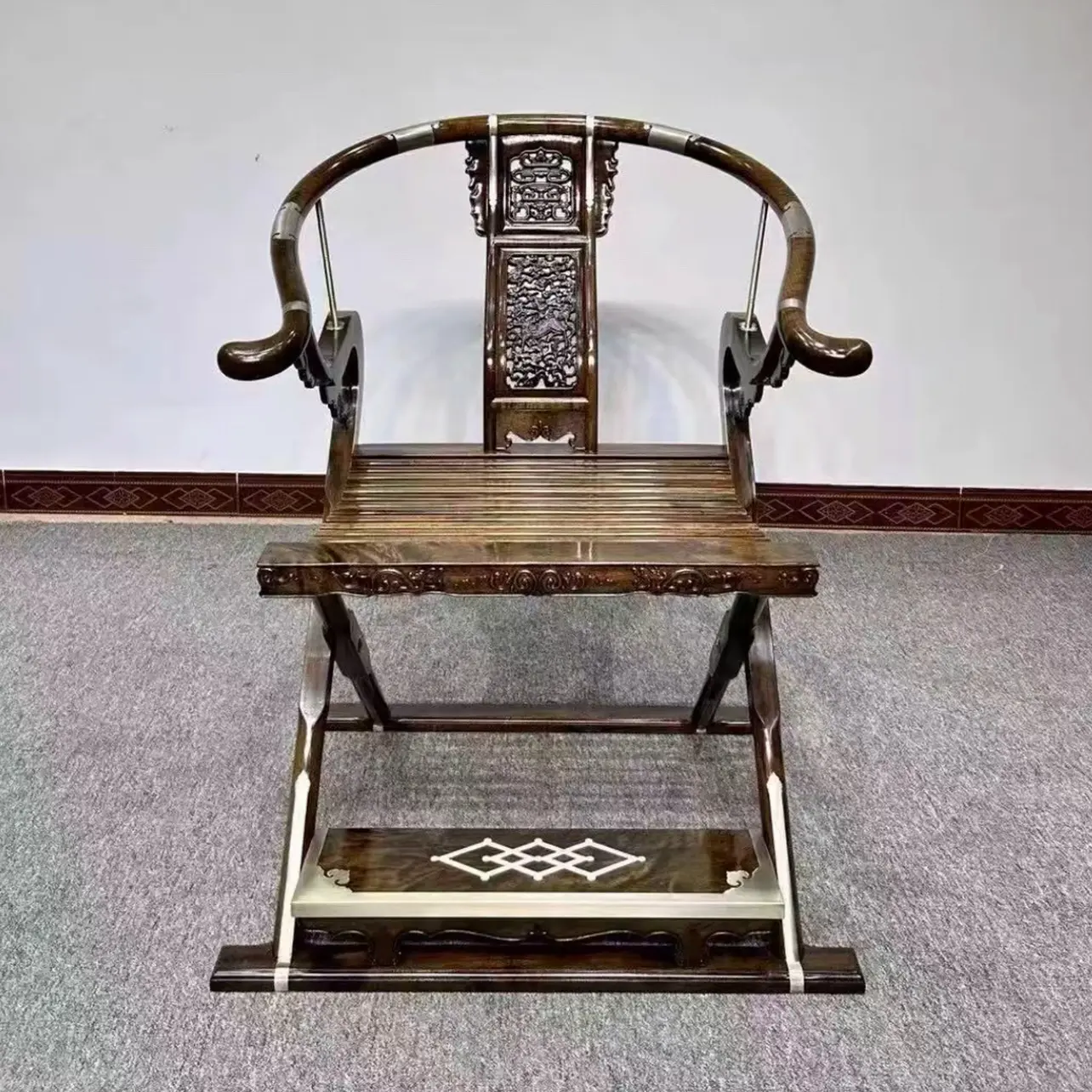 金丝楠木绿料头把交椅雕刻款