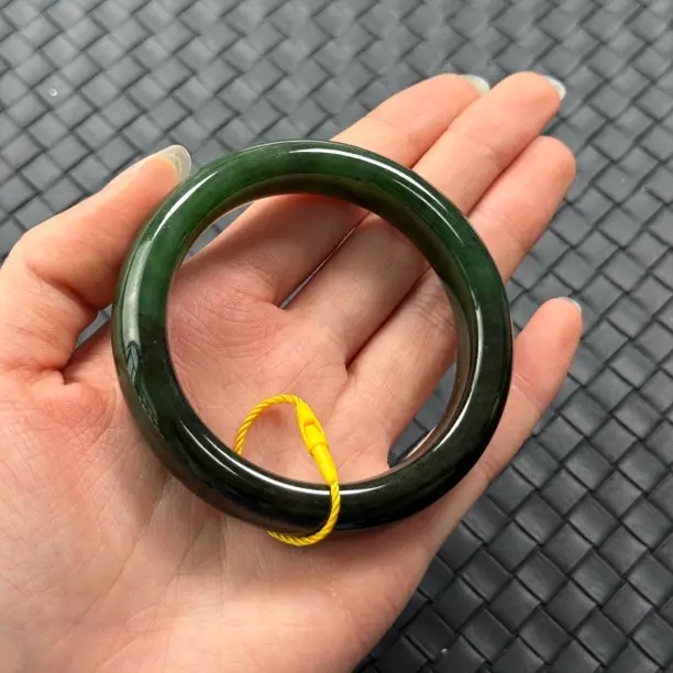 和田玉碧玉菠菜绿宽版手镯女款百搭优雅风多样性发其一