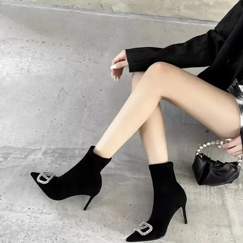 尖头弹力袜靴女2025秋冬新款加绒V水钻方扣气质时尚短靴