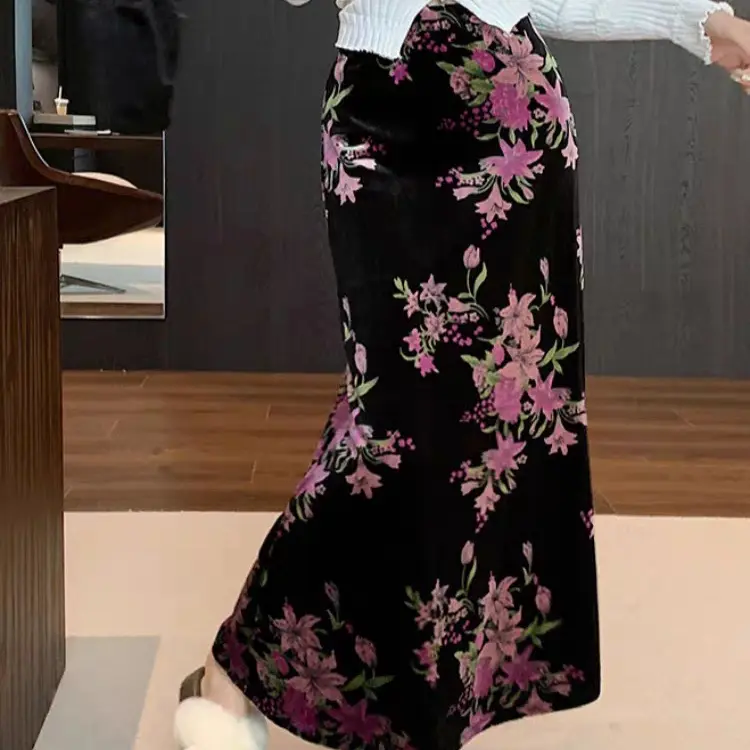 优雅黑色长裙紫色花卉图案展现女性魅力
