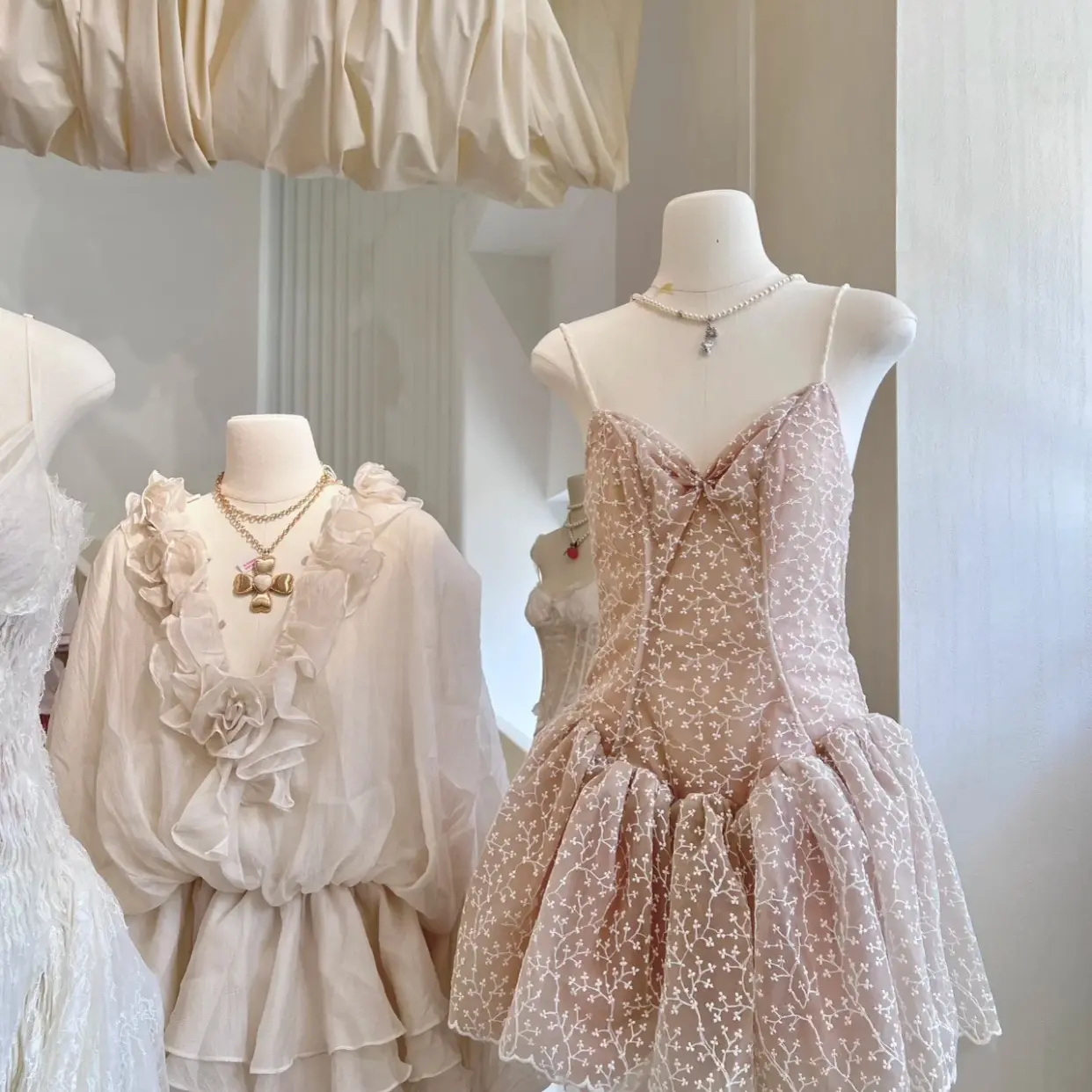 Ononmade越南小众设计师品牌 裸色藤蔓花朵刺绣蝴蝶结吊带连衣裙