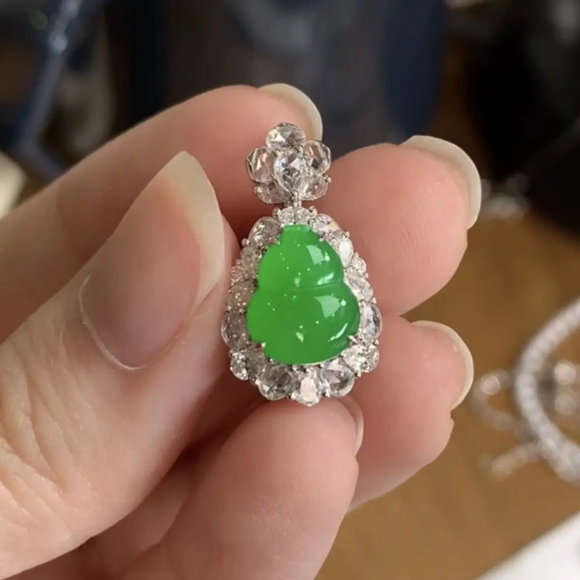 颈饰18k金镶嵌翡翠绿葫芦