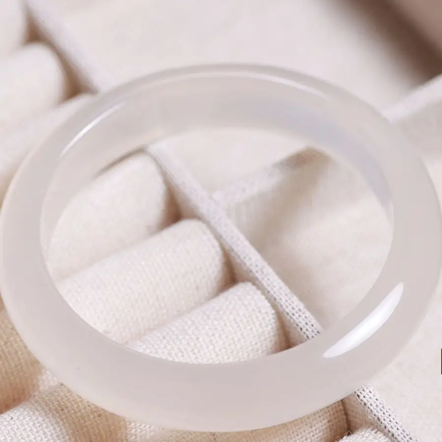 玛瑙白月光手镯 圈口随机