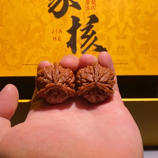 全品白狮子三棱文玩核桃把件