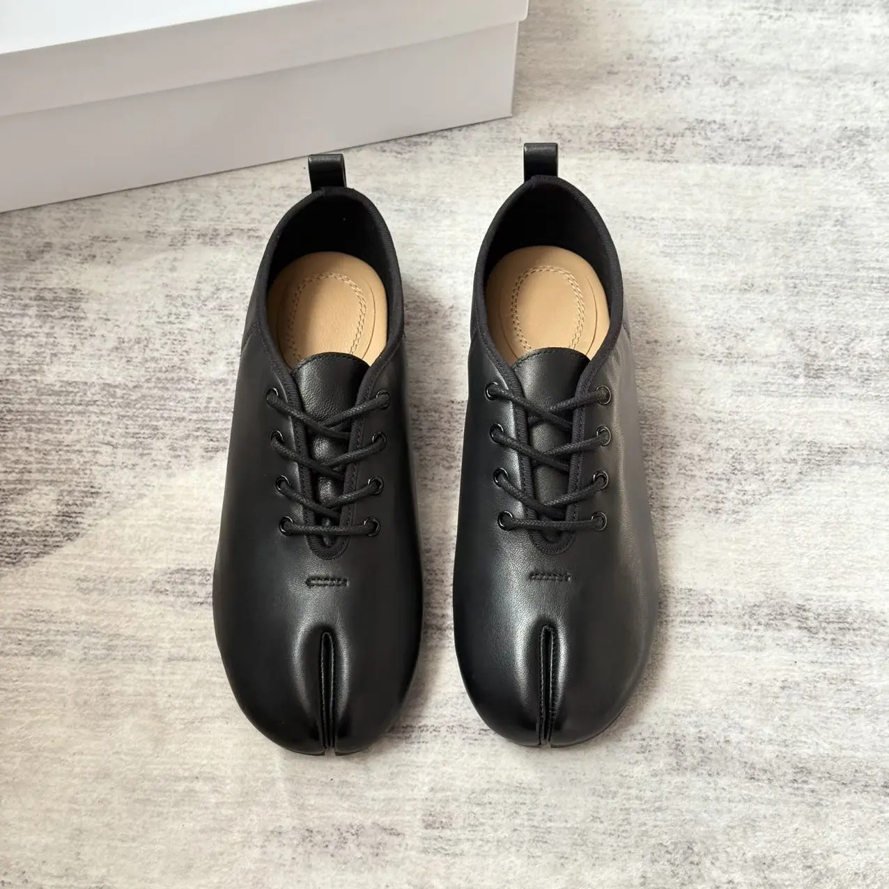 黑色全颗粒面羊皮女系带复古小众平底分趾单鞋百搭时尚