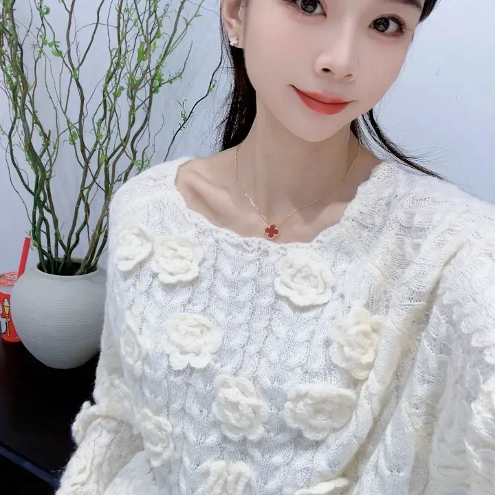 拼接针织气质常规袖网红毛针织衫冬季圆领花朵白色