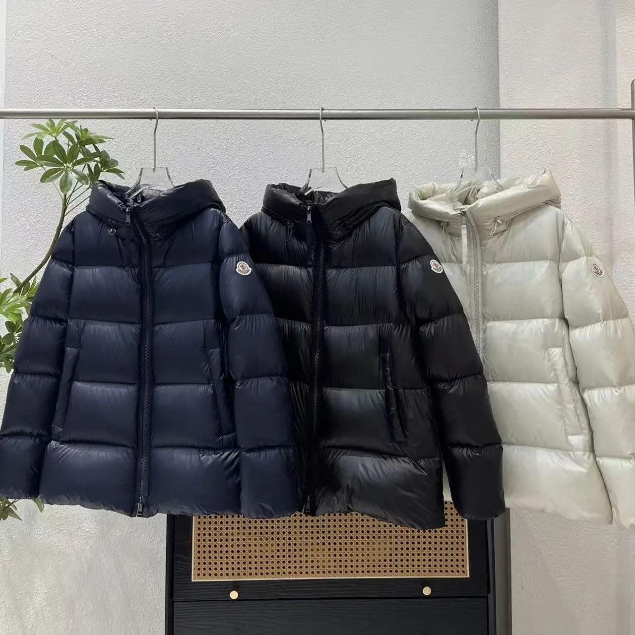 黑色亮面戴帽防寒女士冬季保暖外套