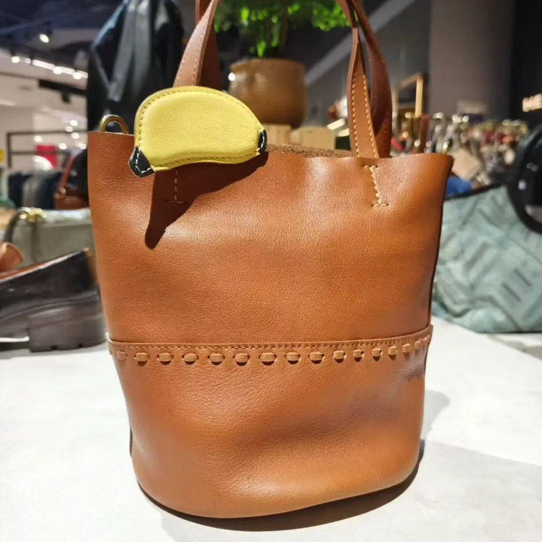 新款小众轻奢大容量植鞣牛皮单肩手提通勤水桶包