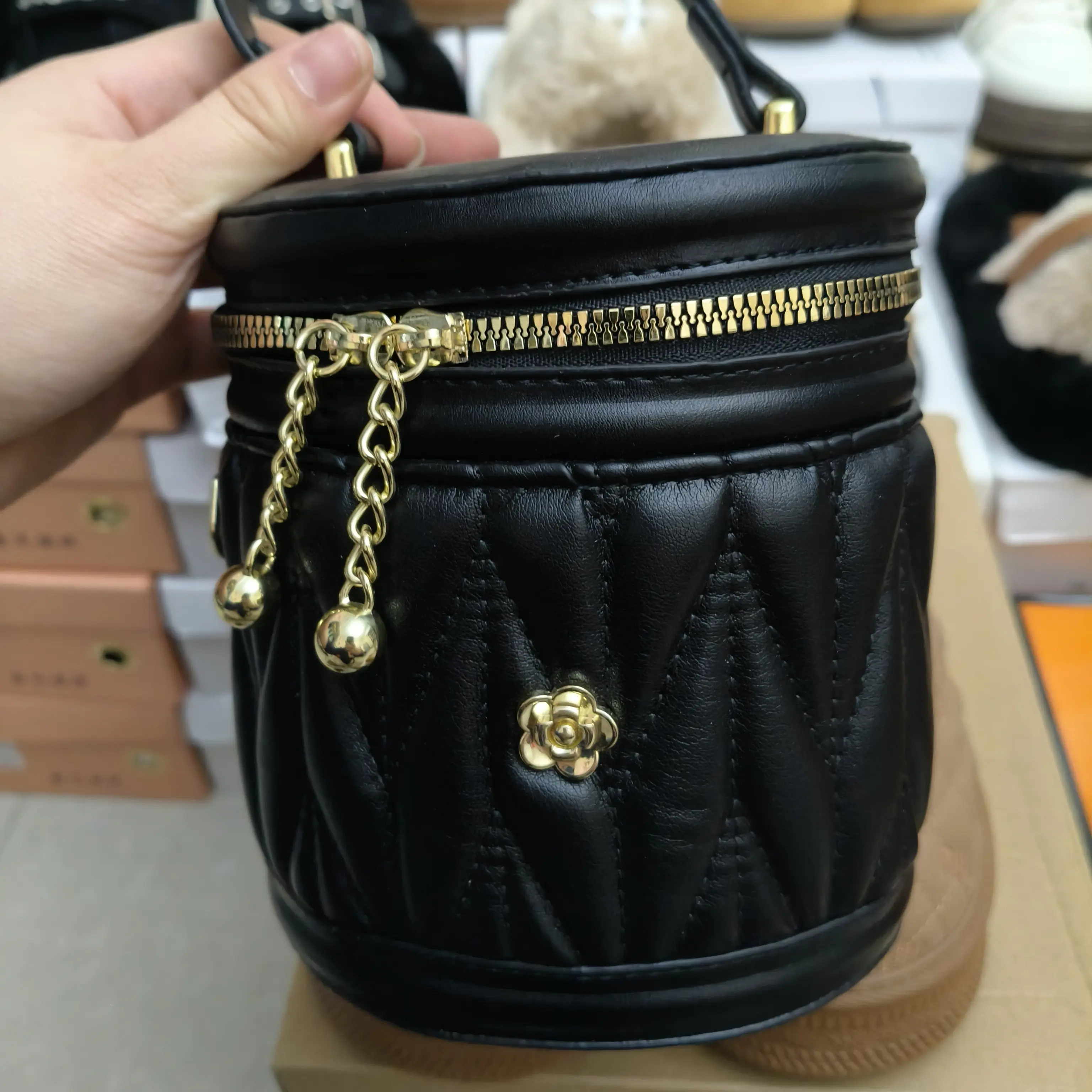 新款小众轻奢斜挎单肩手提女士褶皱菱格水桶包