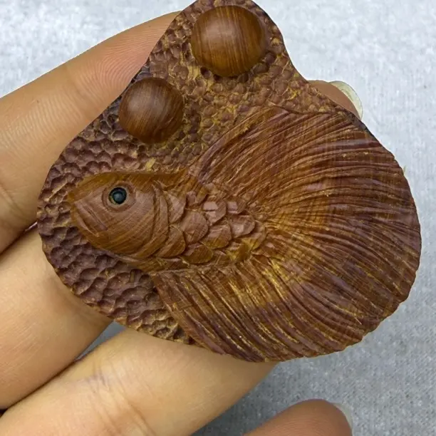 【直播专享链接】崖柏木雕金鱼吊坠